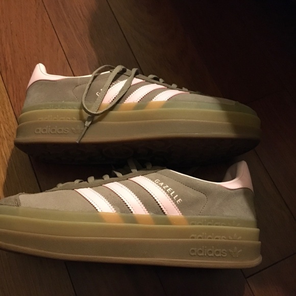 Adidas gazelle size 9.5 brown with pink stripes - Picture 3 of 3